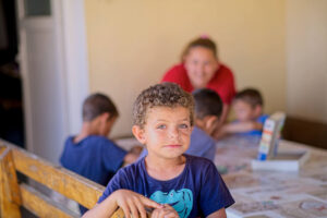 Roma Kind im Elijah Sozialzentrum
