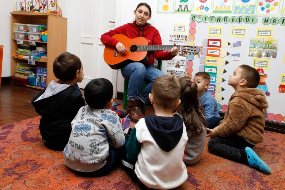 Pädagogin Maria-Minodora singt mit den Kleinkindern in der Casa Martin